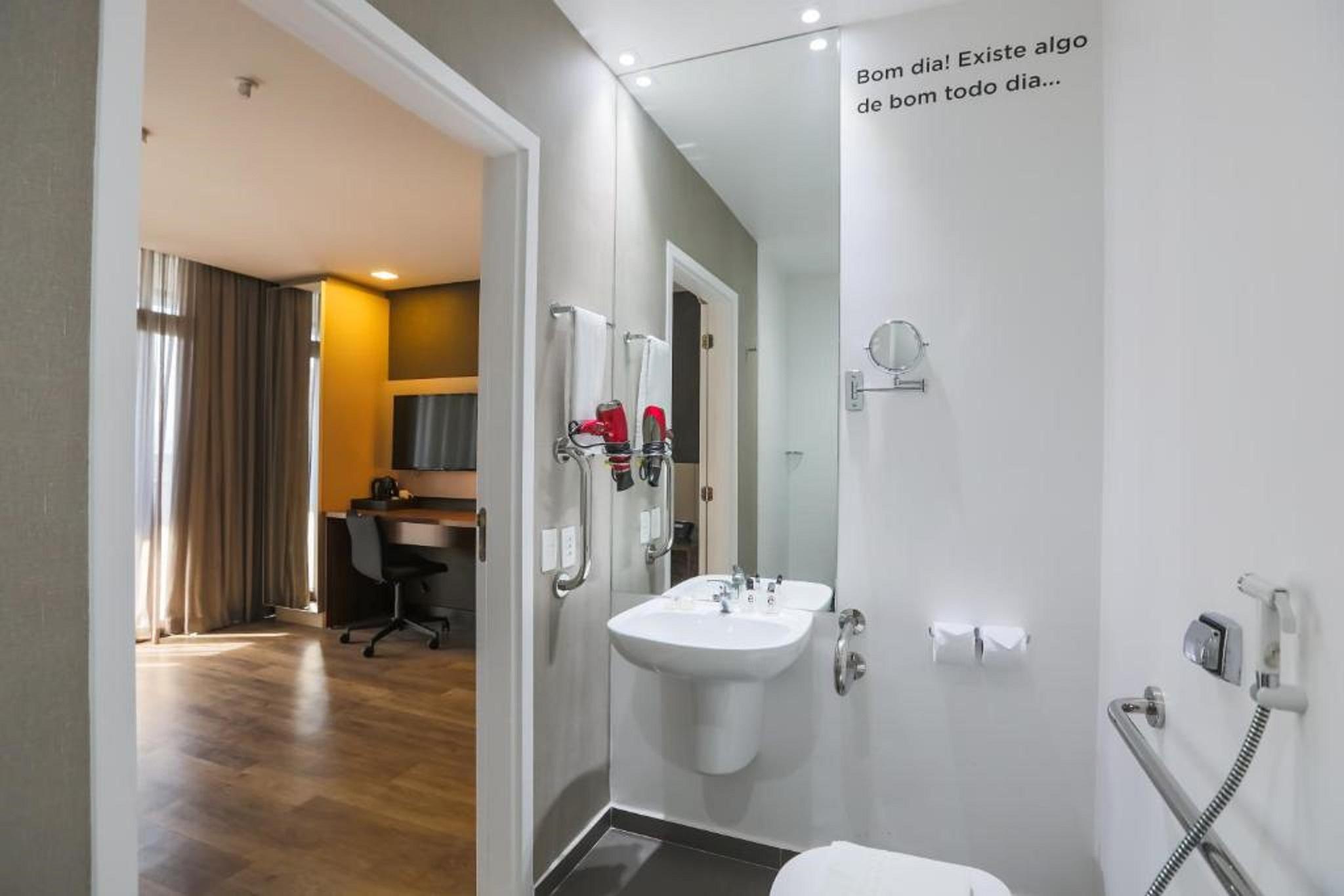 Ramada Hotel & Suites 우사스쿠 외부 사진