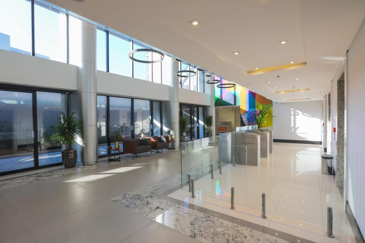 Ramada Hotel & Suites 우사스쿠 외부 사진